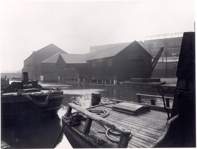 Lastkähne am Kanalhafen, Leeds Liverpool Canal, 1951 von English Photographer